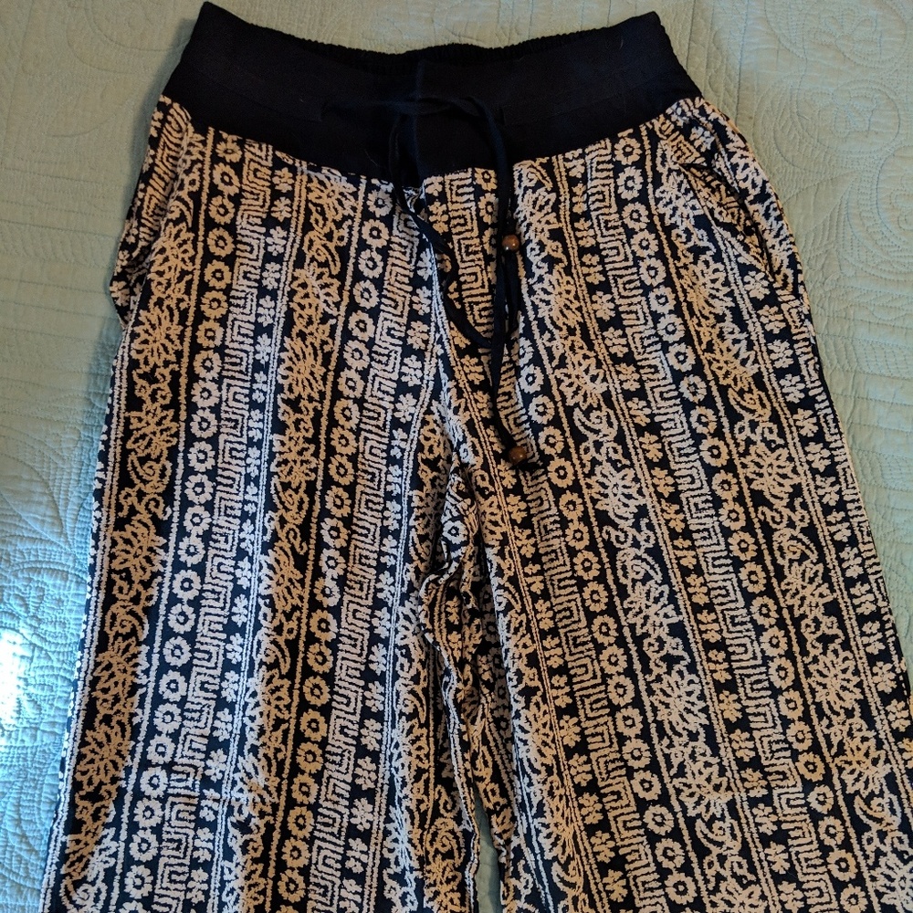 Like new pull on elastic top loose fit pants